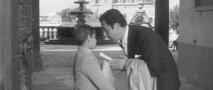 Alberto Sordi in una scena de "Il vigile"