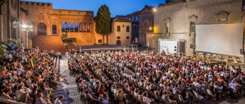 UN'IMMAGINE DI PIAZZA SAN LORENZO A VITERBO DURANTE IL TUSCIA FILM FEST 2015